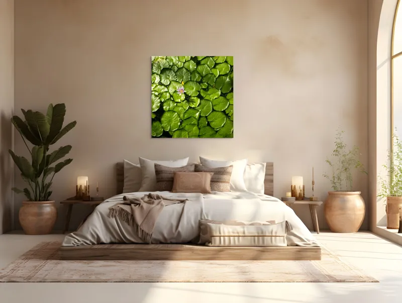 Tablou Canvas, "Unică floare printre frunze verzi", Frunze, Lumină, Apă, Floare, Verde, Reflexii, Natură, Serenitate., 100 x 100 cm – poza 4