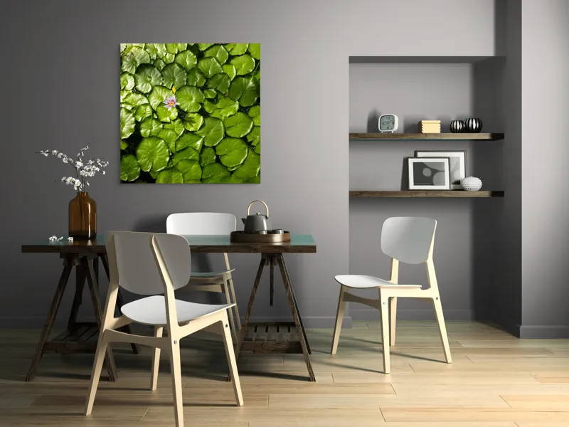 Tablou Canvas, "Unică floare printre frunze verzi", Frunze, Lumină, Apă, Floare, Verde, Reflexii, Natură, Serenitate., 100 x 100 cm – poza 6