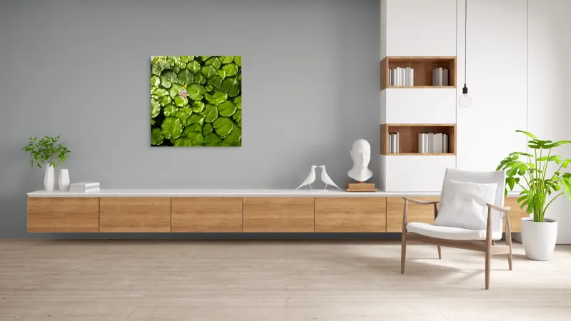 Tablou Canvas, "Unică floare printre frunze verzi", Frunze, Lumină, Apă, Floare, Verde, Reflexii, Natură, Serenitate., 100 x 100 cm – poza 8