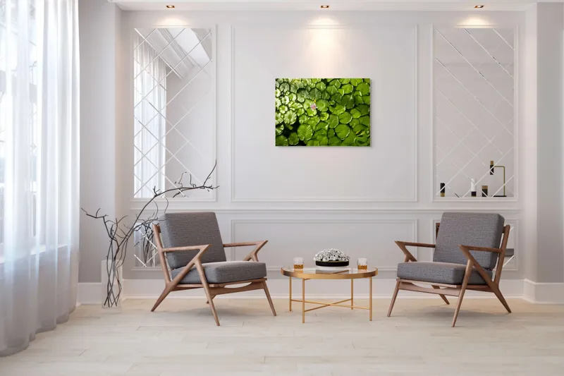 Tablou Canvas, "Unică floare printre frunze verzi", Frunze, Lumină, Apă, Floare, Verde, Reflexii, Natură, Serenitate., 100 x 70 cm – poza 5
