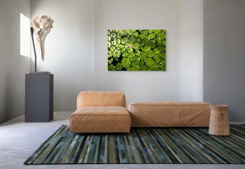 Tablou Canvas, "Unică floare printre frunze verzi", Frunze, Lumină, Apă, Floare, Verde, Reflexii, Natură, Serenitate., 100 x 70 cm – poza 7