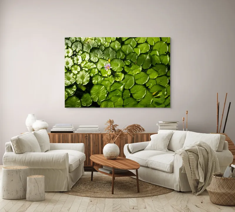 Tablou Canvas, "Unică floare printre frunze verzi", Frunze, Lumină, Apă, Floare, Verde, Reflexii, Natură, Serenitate., 150 x 100 cm – poza 3