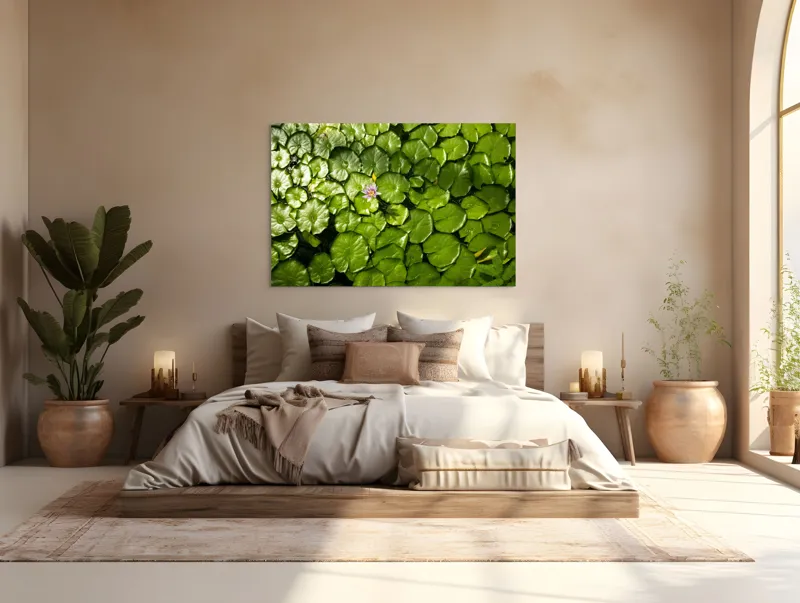 Tablou Canvas, "Unică floare printre frunze verzi", Frunze, Lumină, Apă, Floare, Verde, Reflexii, Natură, Serenitate., 150 x 100 cm – poza 4