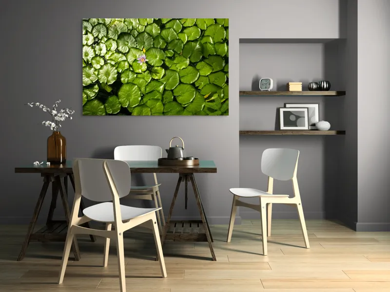 Tablou Canvas, "Unică floare printre frunze verzi", Frunze, Lumină, Apă, Floare, Verde, Reflexii, Natură, Serenitate., 150 x 100 cm – poza 5