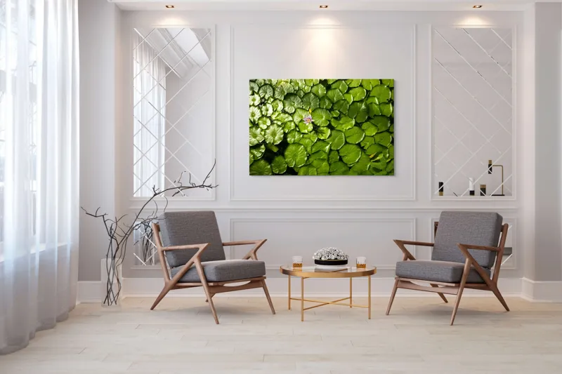 Tablou Canvas, "Unică floare printre frunze verzi", Frunze, Lumină, Apă, Floare, Verde, Reflexii, Natură, Serenitate., 150 x 100 cm – poza 7