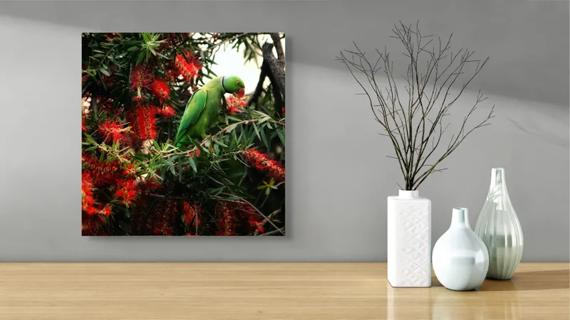 Tablou Canvas, "Papagalul colorat printre flori roșii", Papagal, Verde, Ramuri, Flori, Rosii, Frunze, Arbori, Natura, Vivid, Exotic, 50 x 50 cm – poza 3