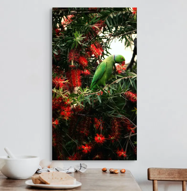 Tablou Canvas, "Papagalul colorat printre flori roșii", Papagal, Verde, Ramuri, Flori, Rosii, Frunze, Arbori, Natura, Vivid, Exotic, 50 x 90 cm – poza 3