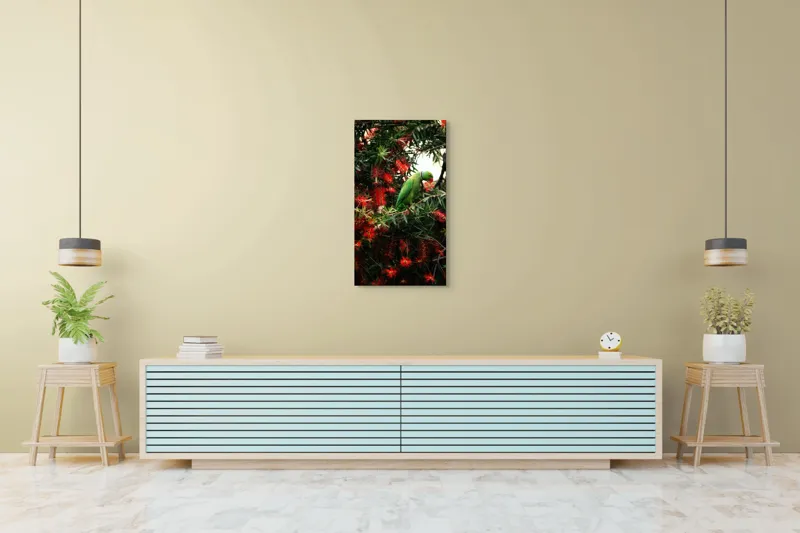 Tablou Canvas, "Papagalul colorat printre flori roșii", Papagal, Verde, Ramuri, Flori, Rosii, Frunze, Arbori, Natura, Vivid, Exotic, 50 x 90 cm – poza 6