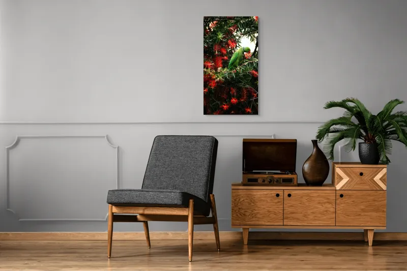 Tablou Canvas, "Papagalul colorat printre flori roșii", Papagal, Verde, Ramuri, Flori, Rosii, Frunze, Arbori, Natura, Vivid, Exotic, 50 x 90 cm – poza 8