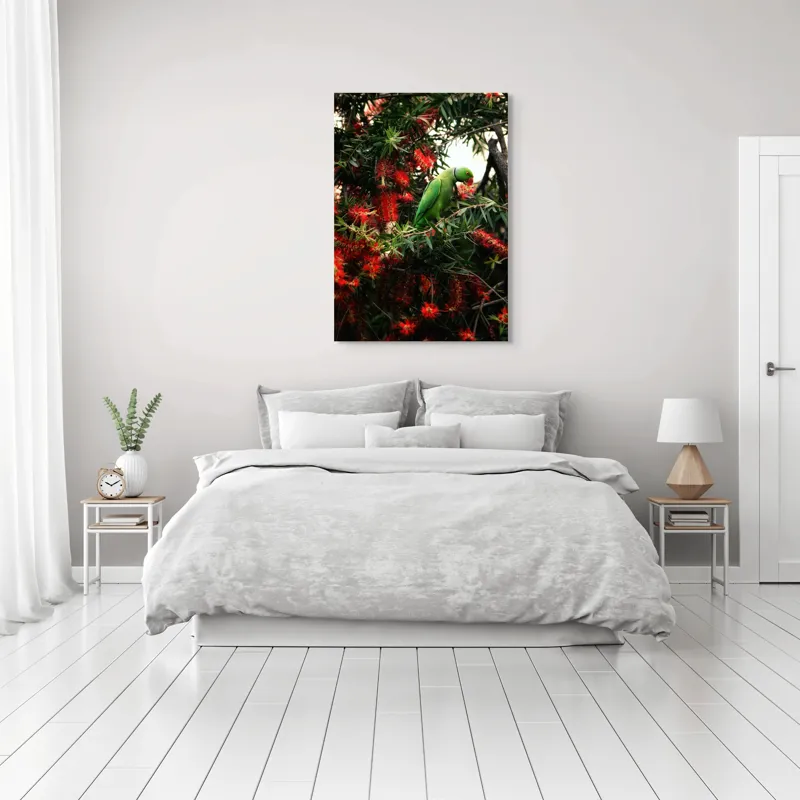 Tablou Canvas, "Papagalul colorat printre flori roșii", Papagal, Verde, Ramuri, Flori, Rosii, Frunze, Arbori, Natura, Vivid, Exotic, 70 x 100 cm – poza 3