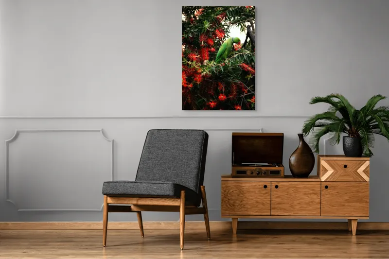 Tablou Canvas, "Papagalul colorat printre flori roșii", Papagal, Verde, Ramuri, Flori, Rosii, Frunze, Arbori, Natura, Vivid, Exotic, 70 x 100 cm – poza 6