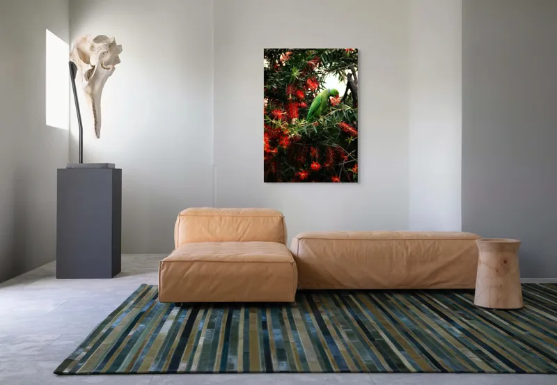 Tablou Canvas, "Papagalul colorat printre flori roșii", Papagal, Verde, Ramuri, Flori, Rosii, Frunze, Arbori, Natura, Vivid, Exotic, 70 x 100 cm – poza 7