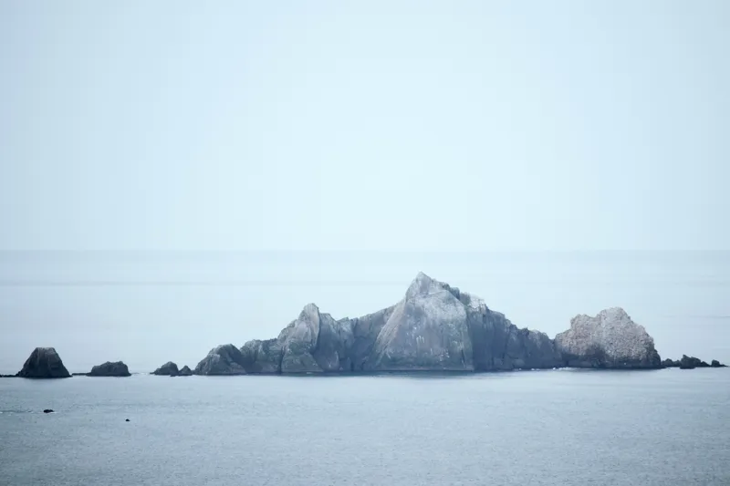 Tablou Canvas, "Misterul stâncilor solitare în zare", Calm, Tranquil, Ocean, Rocks, Isolated, Serene, Peaceful, 39 x 26 cm – poza 2