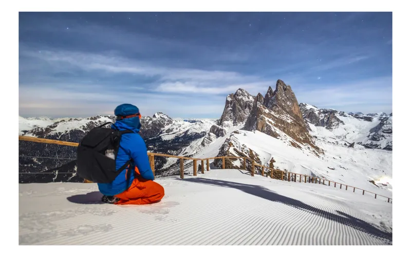 Tablou Canvas, "Explorator în liniștea muntelui alb", Cer, Munte, Zăpadă, Persoană, Îmbrăcăminte, Schiuri, Peisaj, Iarnă, Aventură, Liniște, 70 x 50 cm