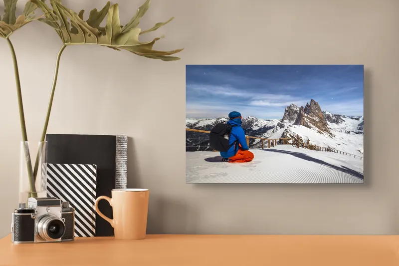 Tablou Canvas, "Explorator în liniștea muntelui alb", Cer, Munte, Zăpadă, Persoană, Îmbrăcăminte, Schiuri, Peisaj, Iarnă, Aventură, Liniște, 39 x 26 cm – poza 3