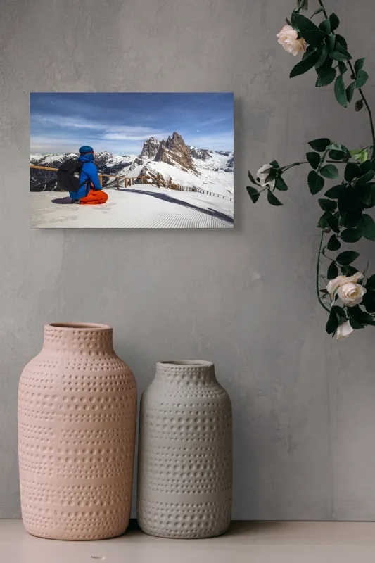 Tablou Canvas, "Explorator în liniștea muntelui alb", Cer, Munte, Zăpadă, Persoană, Îmbrăcăminte, Schiuri, Peisaj, Iarnă, Aventură, Liniște, 39 x 26 cm – poza 4
