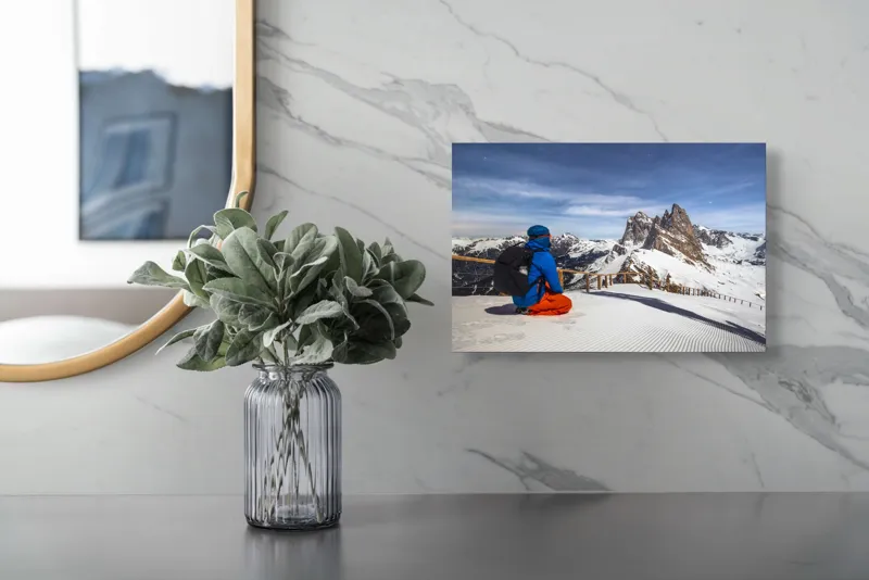 Tablou Canvas, "Explorator în liniștea muntelui alb", Cer, Munte, Zăpadă, Persoană, Îmbrăcăminte, Schiuri, Peisaj, Iarnă, Aventură, Liniște, 39 x 26 cm – poza 5