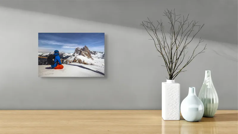 Tablou Canvas, "Explorator în liniștea muntelui alb", Cer, Munte, Zăpadă, Persoană, Îmbrăcăminte, Schiuri, Peisaj, Iarnă, Aventură, Liniște, 39 x 26 cm – poza 8
