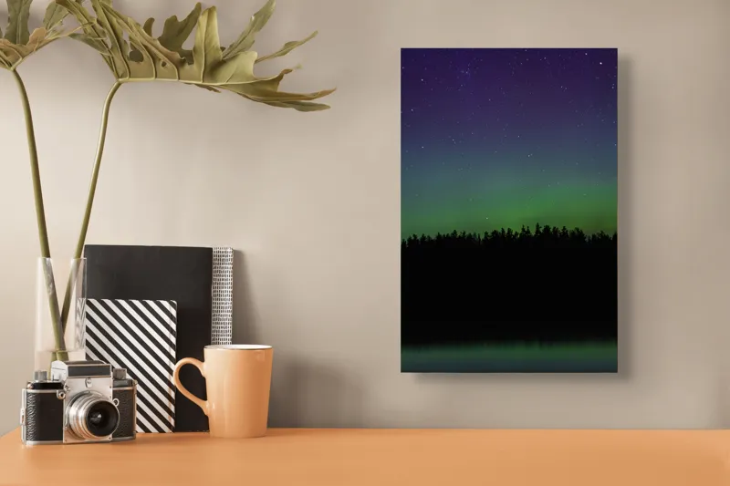 Tablou Canvas, "Aurora boreală peste pădurea tăcută", Stele, Aurora, Cer, Pădure, Reflecție, Noapte, Luminiscență, Peisaj, 26 x 39 cm – poza 3