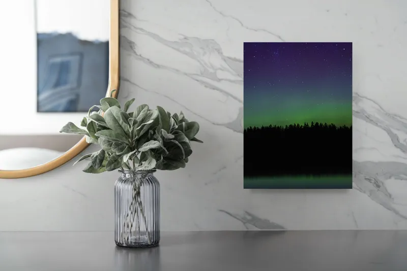 Tablou Canvas, "Aurora boreală peste pădurea tăcută", Stele, Aurora, Cer, Pădure, Reflecție, Noapte, Luminiscență, Peisaj, 26 x 39 cm – poza 4