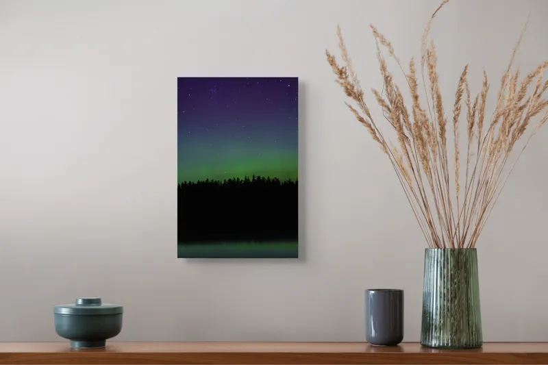 Tablou Canvas, "Aurora boreală peste pădurea tăcută", Stele, Aurora, Cer, Pădure, Reflecție, Noapte, Luminiscență, Peisaj, 26 x 39 cm – poza 5