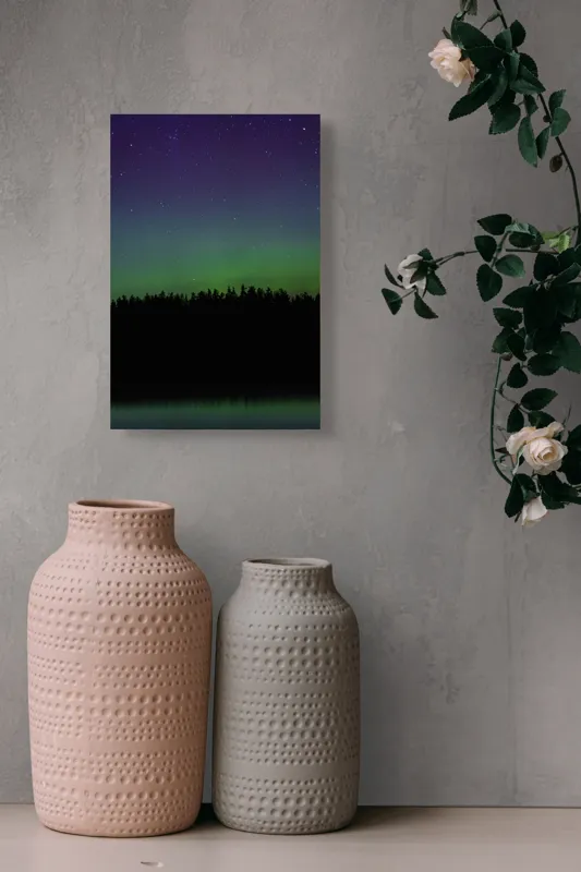 Tablou Canvas, "Aurora boreală peste pădurea tăcută", Stele, Aurora, Cer, Pădure, Reflecție, Noapte, Luminiscență, Peisaj, 26 x 39 cm – poza 6