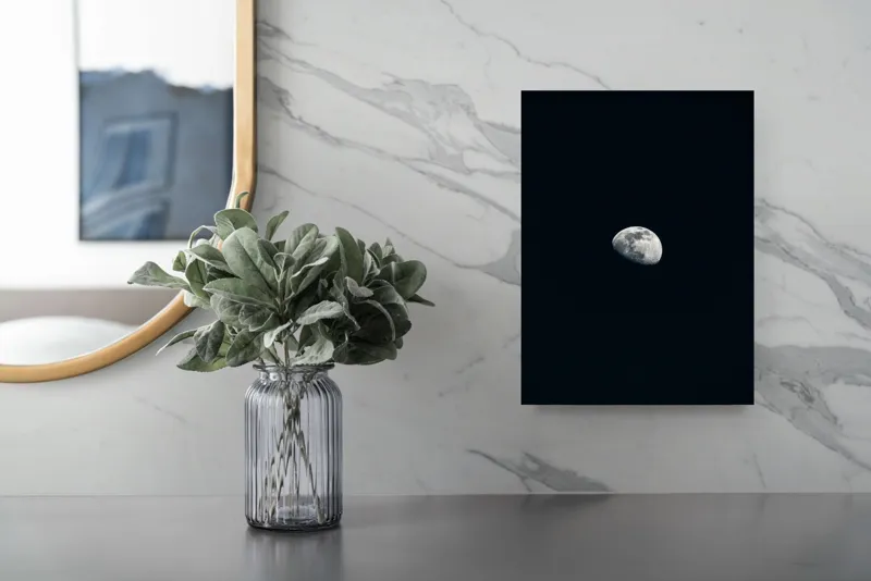 Tablou Canvas, "Luna luminând cerul nocturn", Mister, Solitudine, Claritate, Lumină, Întuneric, Atracție, Eternitate, Liniște, Univers, Frumusețe, 26 x 39 cm – poza 4