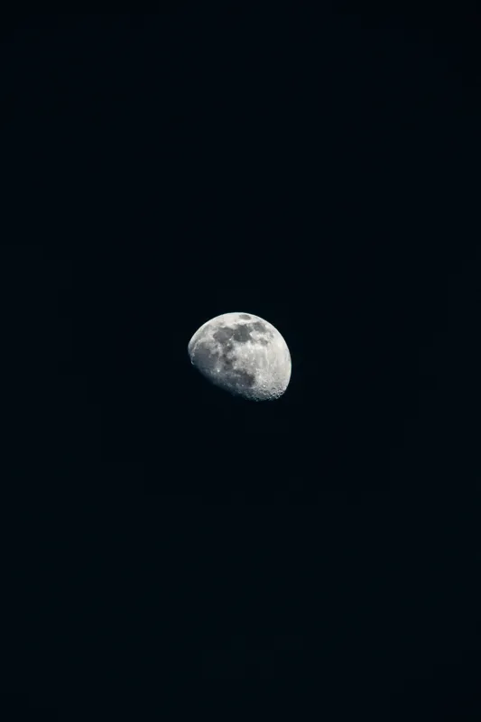 Tablou Canvas, "Luna luminând cerul nocturn", Mister, Solitudine, Claritate, Lumină, Întuneric, Atracție, Eternitate, Liniște, Univers, Frumusețe, 26 x 39 cm – poza 2