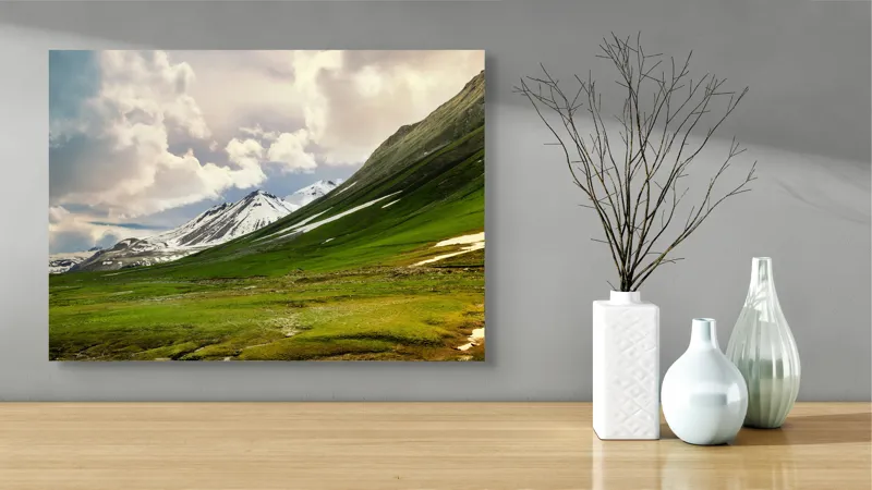 Tablou Canvas, "Munții albi sub cer de vară", Nori, Munți, Zăpadă, Vale, Verdeață, Peisaj, Cer, Natură, Liniște, Frumusețe, 70 x 50 cm – poza 3