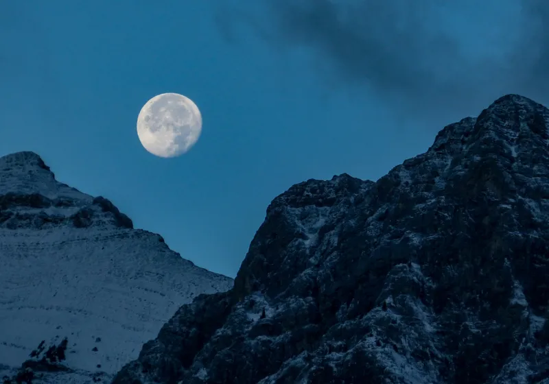 Tablou Canvas, "Luna plină peste munți înzăpeziți", Lună, Munte, Noapte, Cer, Albastru, Peisaj, Natură, Lumină, 100 x 70 cm – poza 2