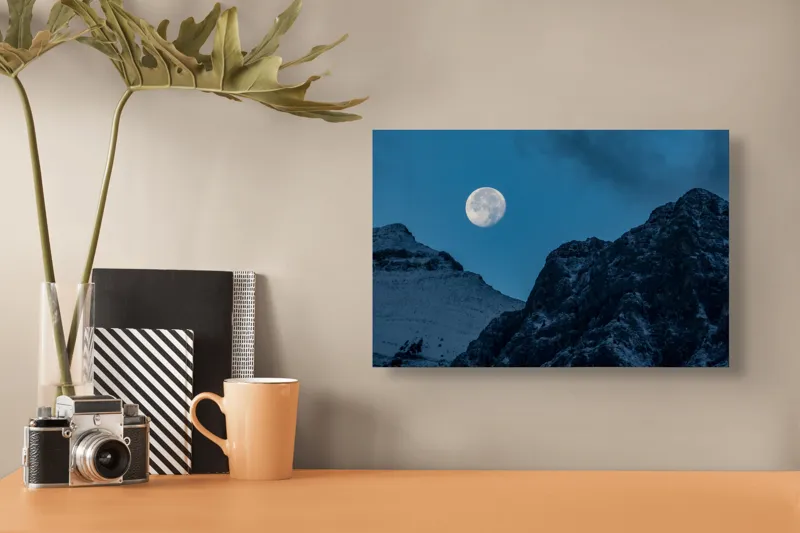 Tablou Canvas, "Luna plină peste munți înzăpeziți", Lună, Munte, Noapte, Cer, Albastru, Peisaj, Natură, Lumină, 39 x 26 cm – poza 3