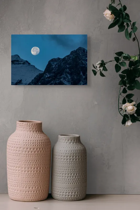 Tablou Canvas, "Luna plină peste munți înzăpeziți", Lună, Munte, Noapte, Cer, Albastru, Peisaj, Natură, Lumină, 39 x 26 cm – poza 4