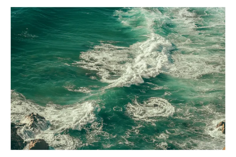 Tablou Canvas, "Valuri spumoase la mal de ocean", Valuri, Turcoaz, Spumă, Ocean, Mișcare, Natură, Energie, Frumusețe, Mare, Dinamică, 150 x 100 cm
