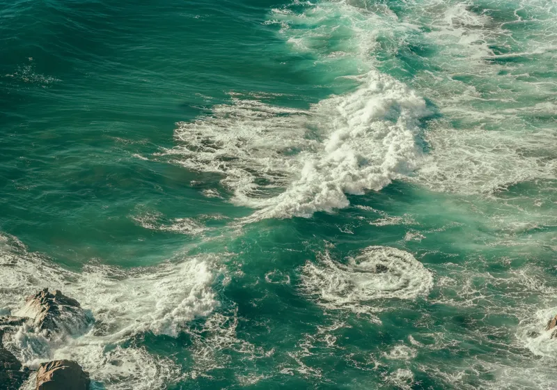 Tablou Canvas, "Valuri spumoase la mal de ocean", Valuri, Turcoaz, Spumă, Ocean, Mișcare, Natură, Energie, Frumusețe, Mare, Dinamică, 100 x 70 cm – poza 2