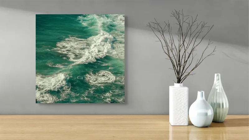 Tablou Canvas, "Valuri spumoase la mal de ocean", Valuri, Turcoaz, Spumă, Ocean, Mișcare, Natură, Energie, Frumusețe, Mare, Dinamică, 50 x 50 cm – poza 3