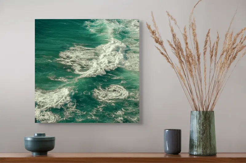 Tablou Canvas, "Valuri spumoase la mal de ocean", Valuri, Turcoaz, Spumă, Ocean, Mișcare, Natură, Energie, Frumusețe, Mare, Dinamică, 50 x 50 cm – poza 4