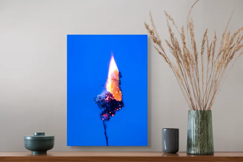 Tablou Canvas, "Flacără albastră în noapte profundă", Flacără, Albastru, Contrast, Căldură, Energie, Arzând, Subtilitate, Artă, 39 x 54 cm – poza 3