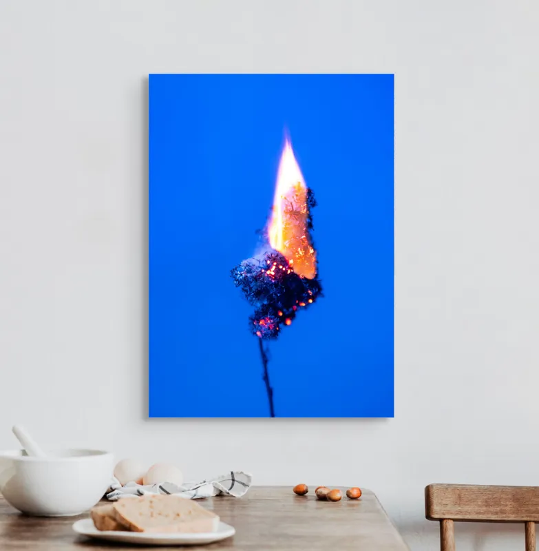 Tablou Canvas, "Flacără albastră în noapte profundă", Flacără, Albastru, Contrast, Căldură, Energie, Arzând, Subtilitate, Artă, 50 x 70 cm – poza 3
