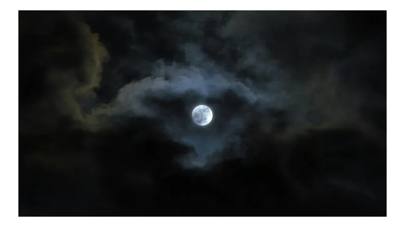 Tablou Canvas, "Luna printre nori întunecați", Lună, Nor, Întuneric, Mister, Noapte, Cer, Strălucire, Umbre, 39 x 26 cm