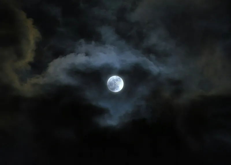 Tablou Canvas, "Luna printre nori întunecați", Lună, Nor, Întuneric, Mister, Noapte, Cer, Strălucire, Umbre, 70 x 50 cm – poza 2
