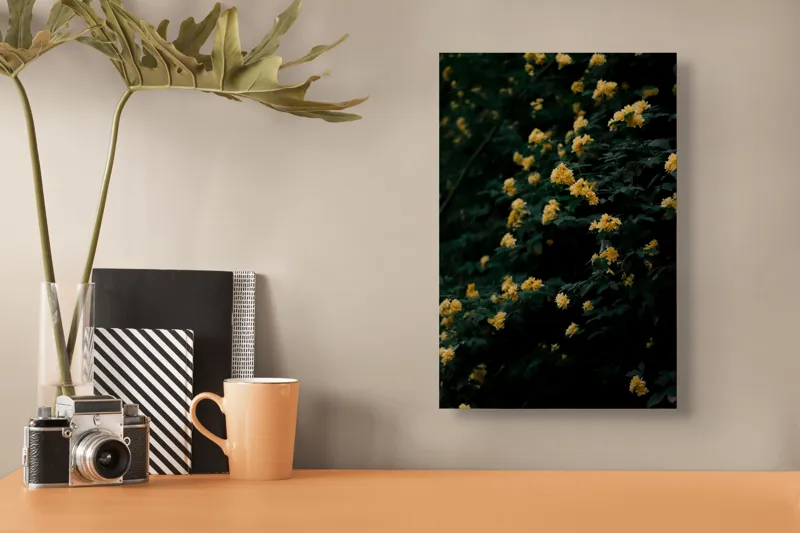 Tablou Canvas, "Strălucirea florilor în amurgul verii", Flori, Galbene, Abundente, Întuneric, Frunziș, Natură, Blând., 26 x 39 cm – poza 3