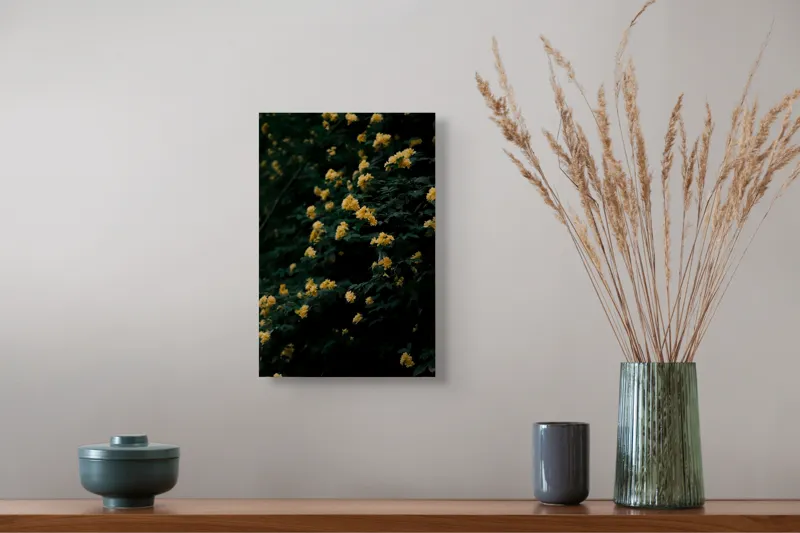 Tablou Canvas, "Strălucirea florilor în amurgul verii", Flori, Galbene, Abundente, Întuneric, Frunziș, Natură, Blând., 26 x 39 cm – poza 5
