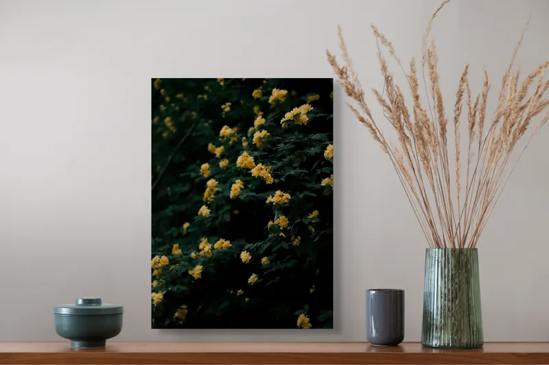 Tablou Canvas, "Strălucirea florilor în amurgul verii", Flori, Galbene, Abundente, Întuneric, Frunziș, Natură, Blând., 39 x 54 cm – poza 3