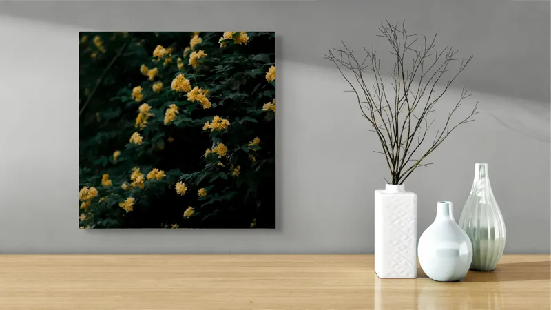 Tablou Canvas, "Strălucirea florilor în amurgul verii", Flori, Galbene, Abundente, Întuneric, Frunziș, Natură, Blând., 50 x 50 cm – poza 3