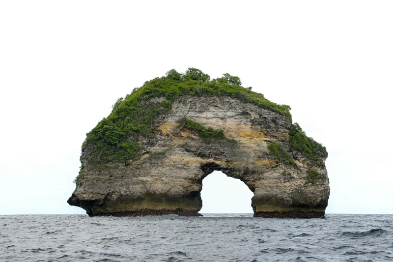 Tablou Canvas, "Arcul de Piatră al Mării Sudice", Stâncă, Arcadă, Ocean, Vegetație, Cer, Apă, Natură, Insulă., 39 x 26 cm – poza 2