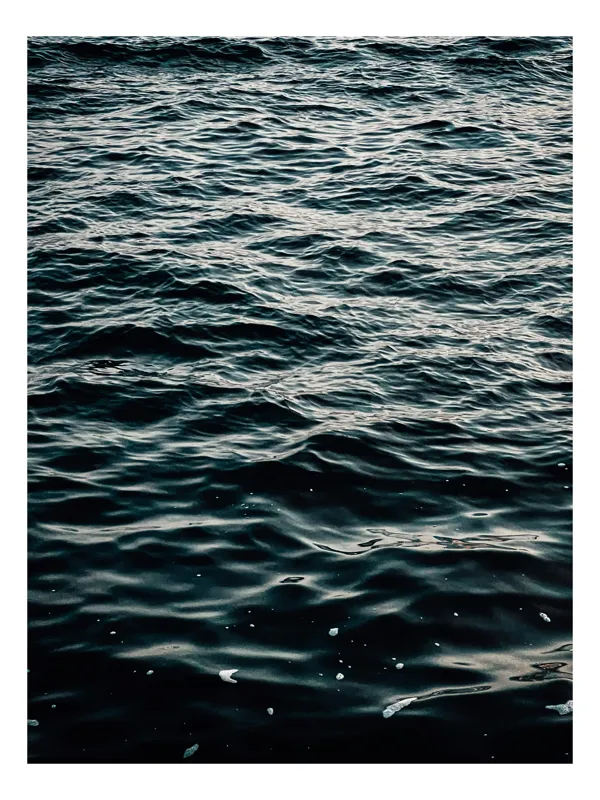 Tablou Canvas, "Valuri întunecate într-o zi calmă", Valuri, Ocean, Apă, Reflexii, Întuneric, Suprafață, Spumă, 100 x 100 cm