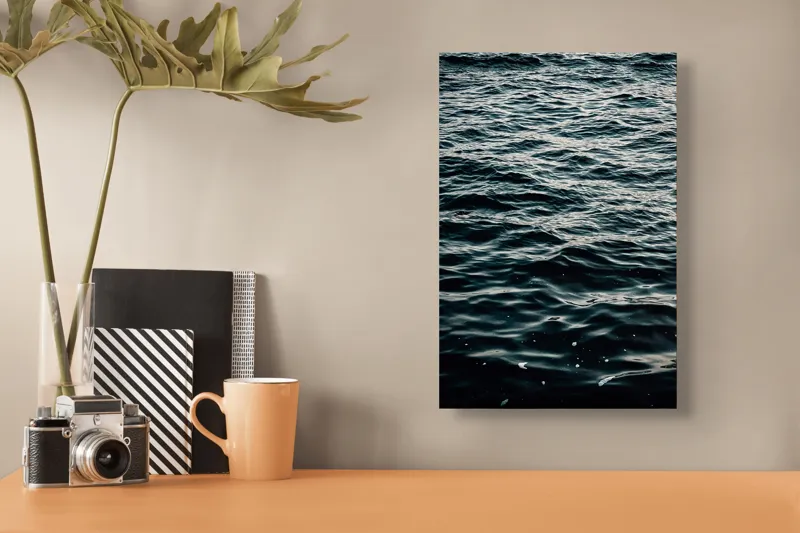 Tablou Canvas, "Valuri întunecate într-o zi calmă", Valuri, Ocean, Apă, Reflexii, Întuneric, Suprafață, Spumă, 26 x 39 cm – poza 3