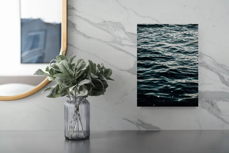 Tablou Canvas, "Valuri întunecate într-o zi calmă", Valuri, Ocean, Apă, Reflexii, Întuneric, Suprafață, Spumă, 26 x 39 cm – poza 4