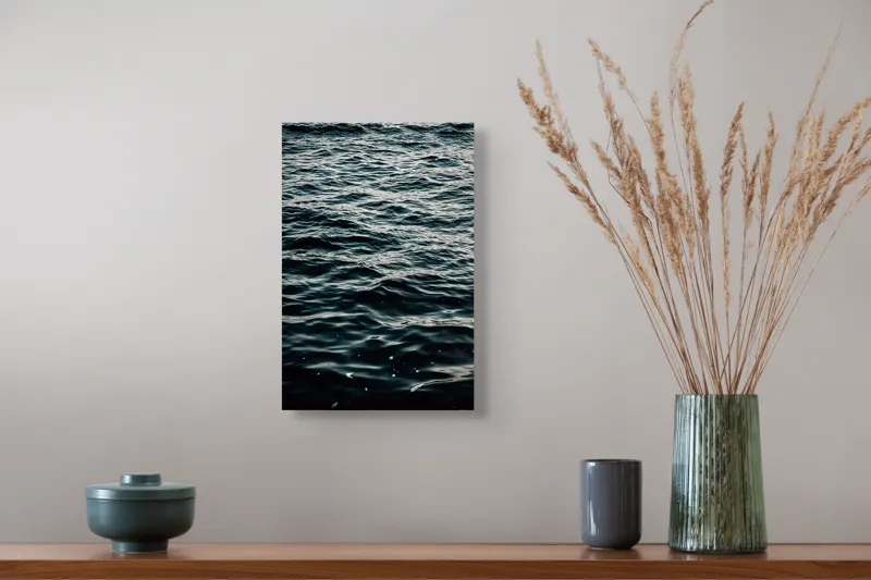 Tablou Canvas, "Valuri întunecate într-o zi calmă", Valuri, Ocean, Apă, Reflexii, Întuneric, Suprafață, Spumă, 26 x 39 cm – poza 5