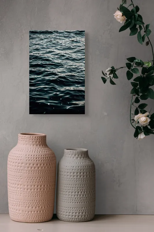 Tablou Canvas, "Valuri întunecate într-o zi calmă", Valuri, Ocean, Apă, Reflexii, Întuneric, Suprafață, Spumă, 26 x 39 cm – poza 6